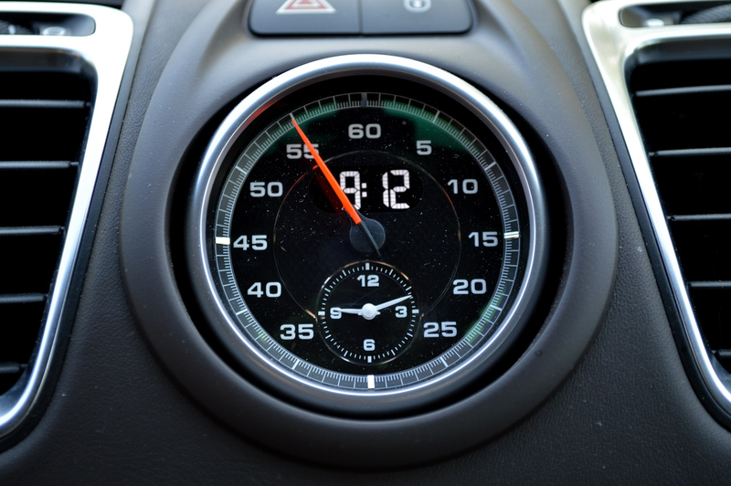 Illustration for article titled The Coolest Details of the 2014 Porsche Cayman S